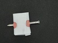 halloween spijker door de vinger